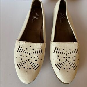 A2 by Aerosoles White Flats Size 8 – Cutout Detail, New with Cracks